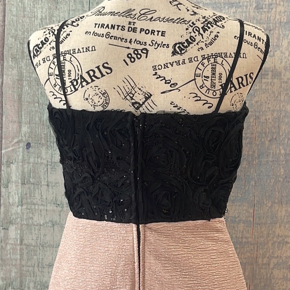 - In excellent condition Woman’s City Triangles dress. Size is 9. - Picture 13 of 16